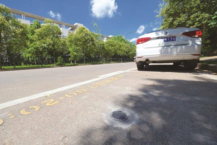 每个车位中心都设有嵌入式地磁车辆检测器,实时感知车辆停入并反馈