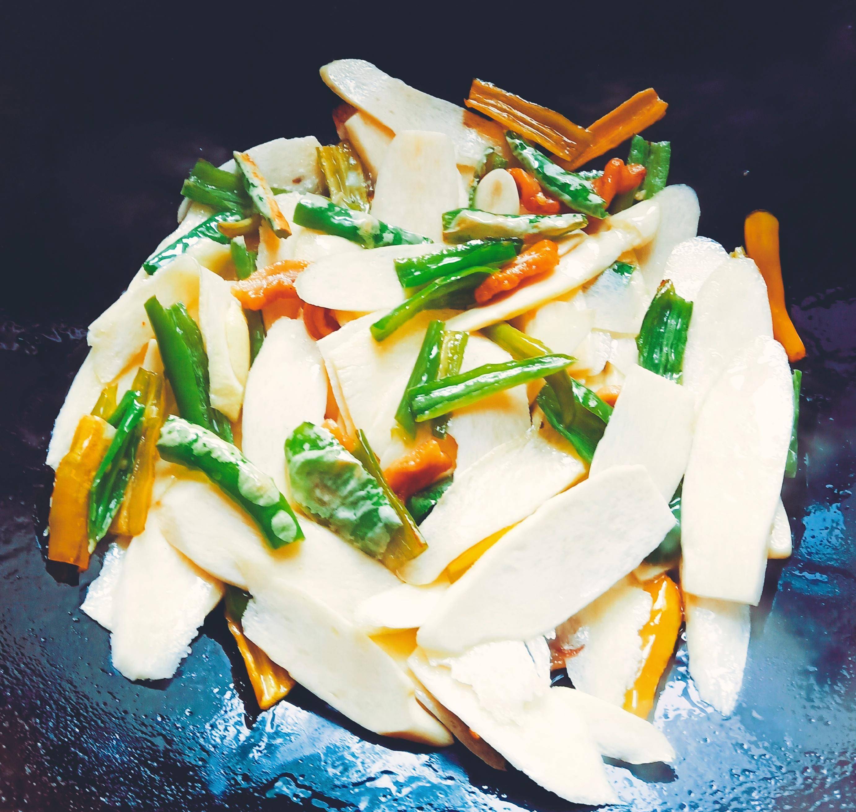 2,直接用猪肉炒菜,肉香味更浓厚,而且保持了茭白的洁白.