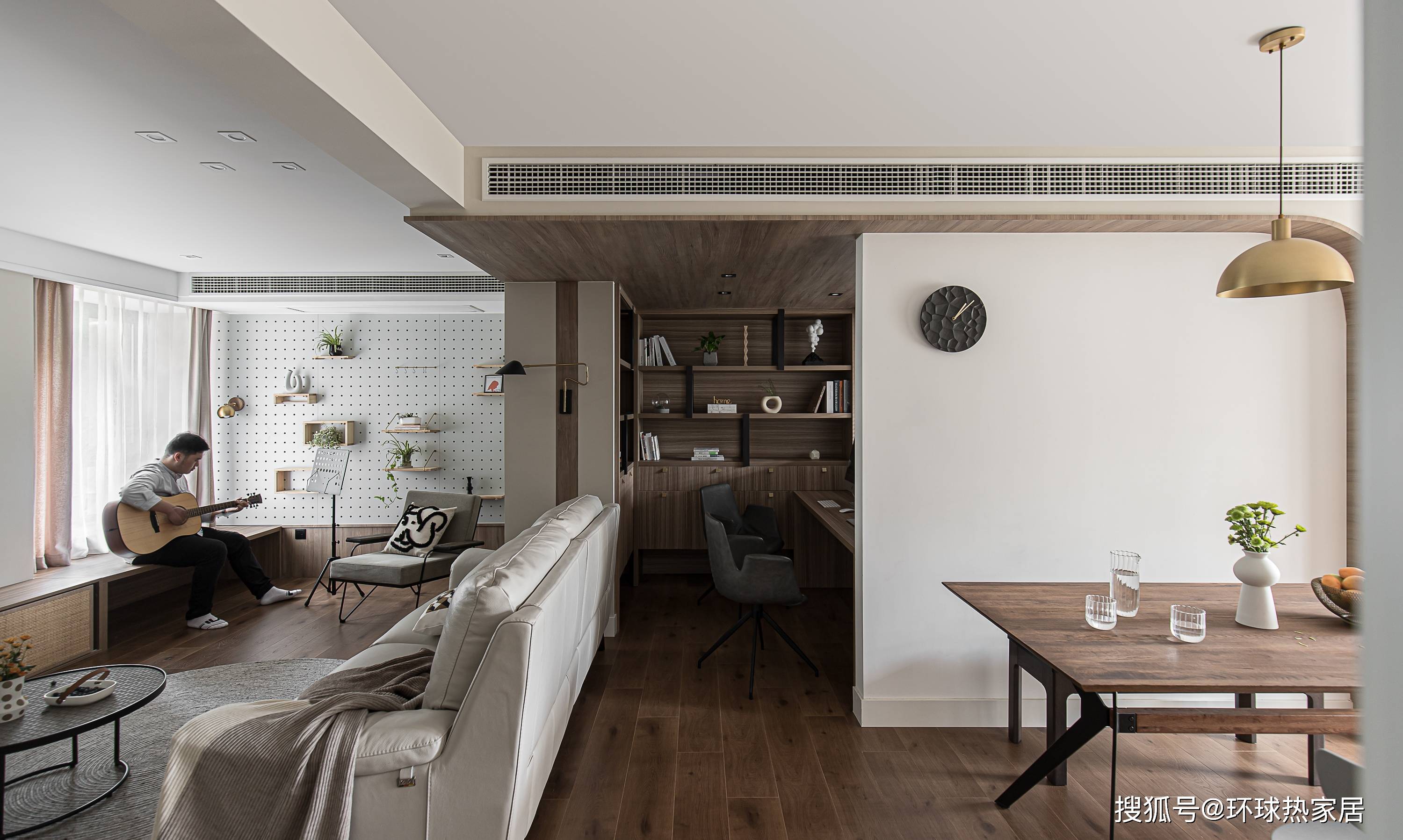 客厅,书房与餐厅合而为一