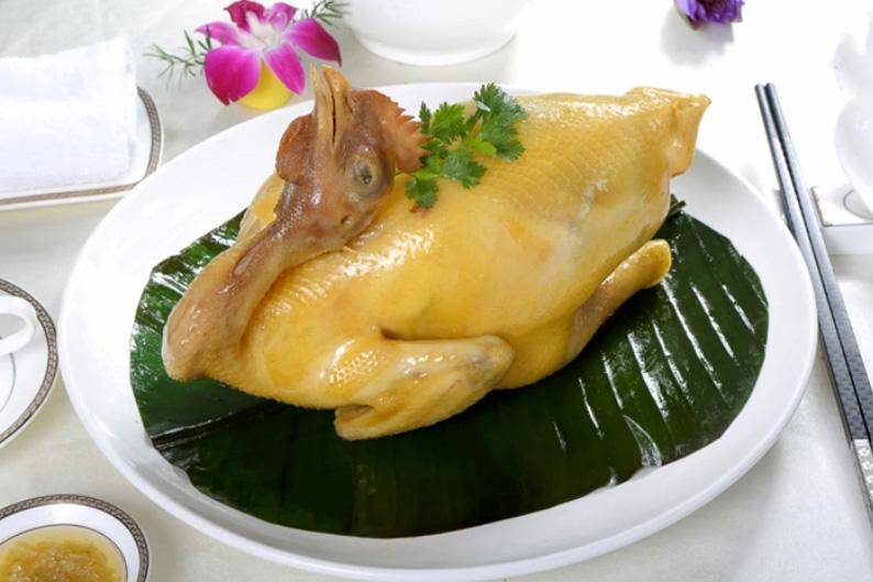 广东厨师教你做当归蒸鸡,步骤清晰,方法简单,鲜香滑嫩又黄亮