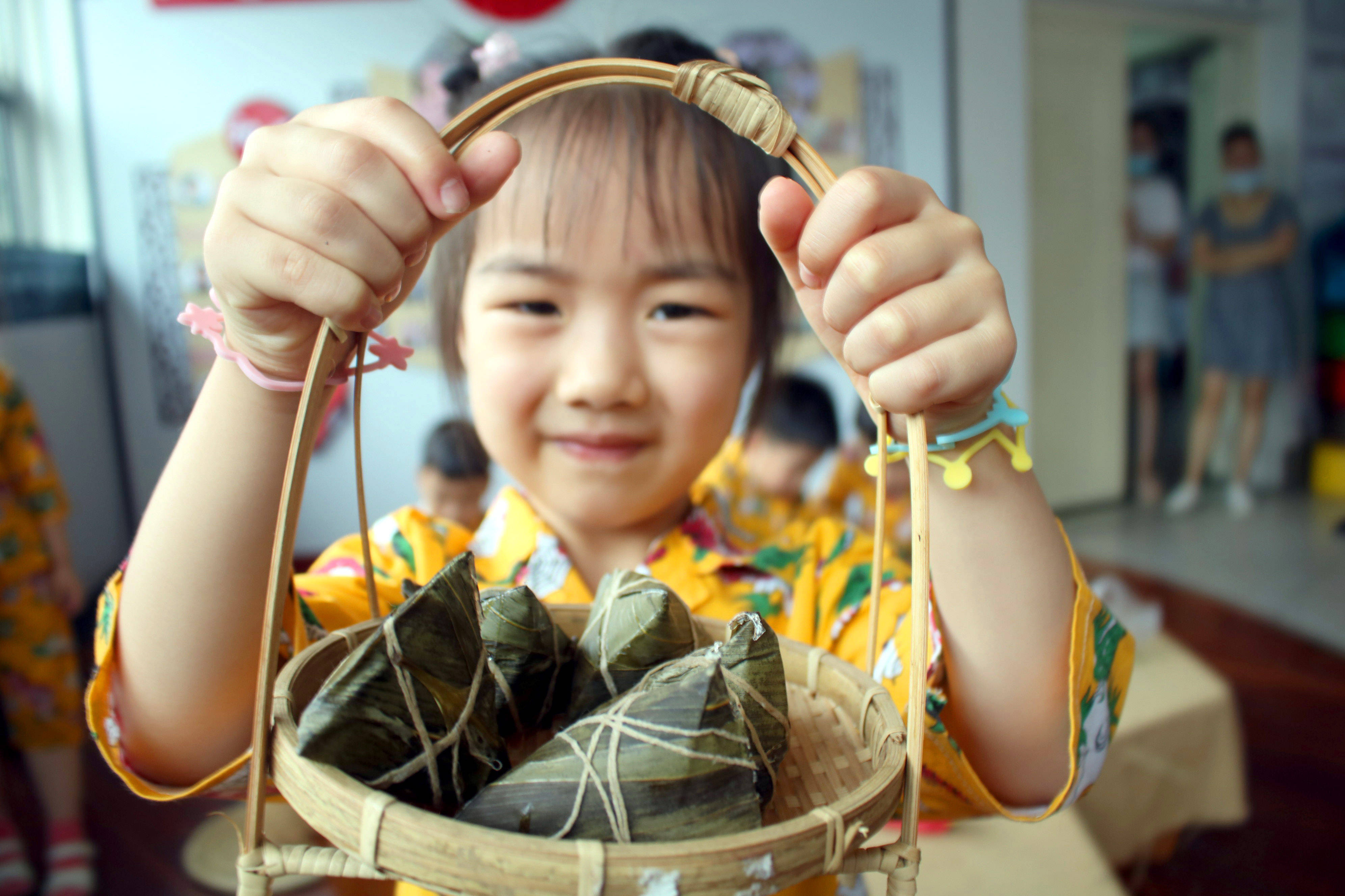 苏州市虎丘中心幼儿园举行包粽子