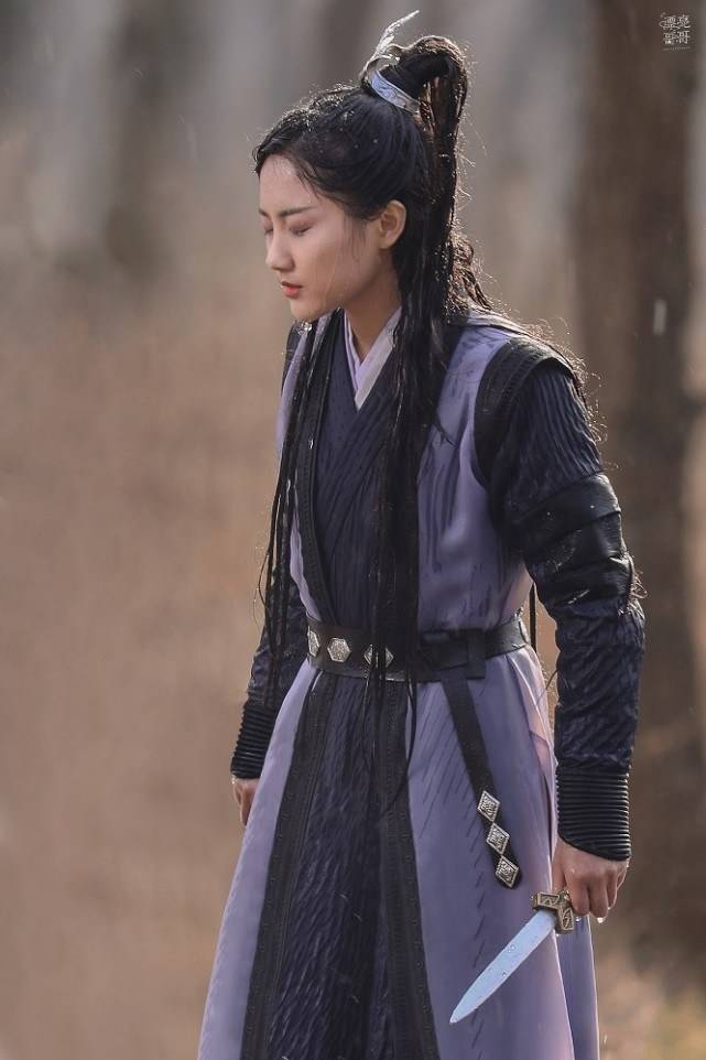 《暮白首》开播 李艺彤打戏凌厉展侠女风范