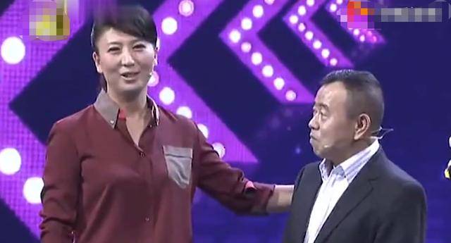 闫学晶与潘长江同框,主动亲热挽手惹男方羞涩!两人身高差太违和