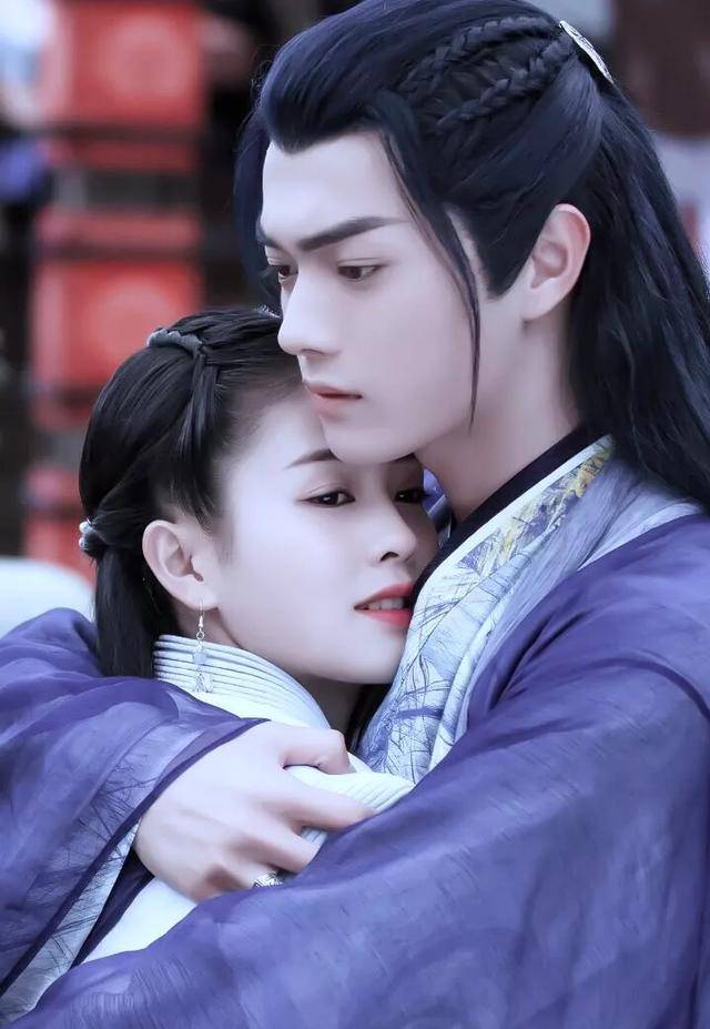 招摇片场花絮撒糖不断白鹿与许凯甜蜜咬耳朵引工作人员起哄