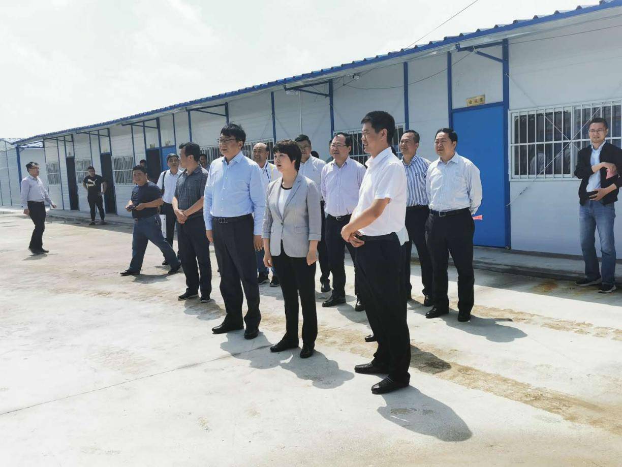 扬州市市长张宝娟调研华丽公司承建的楼房猪场项目