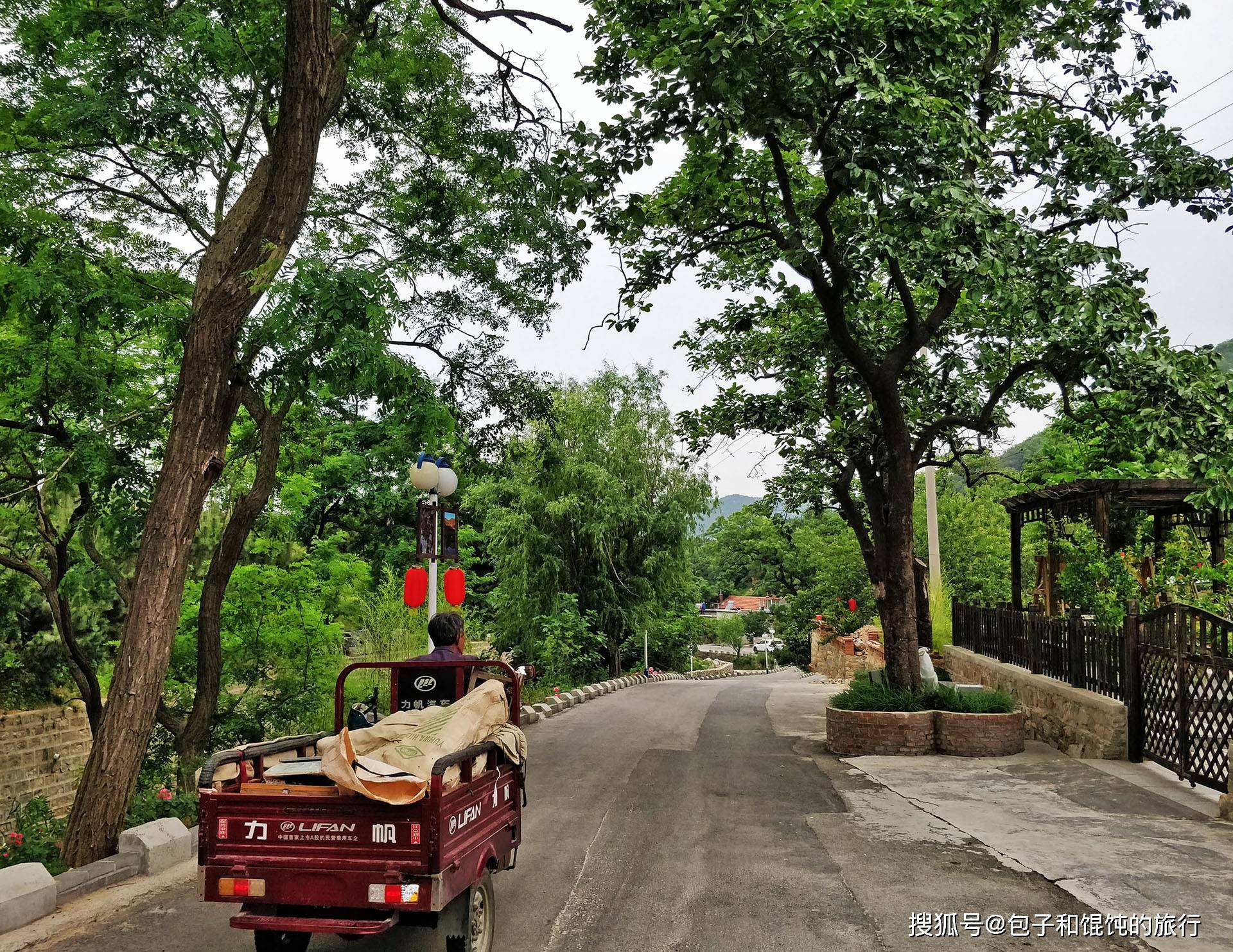 原创山东十里杏花村,一片花海两排老房,最美乡村,归威海还是烟台?