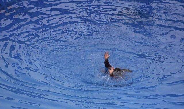 因为溺水事故可能随时发生,并且发生的过程很快甚至来不及反应.