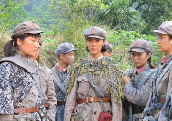 她是红军最年轻的女团长,曾被俘做妾,五十年后再遇前夫,已成大人物