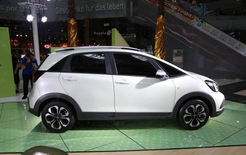 来到车尾位置,右下角贴有 "crossstar" 的标识,这个名字也是沿用了