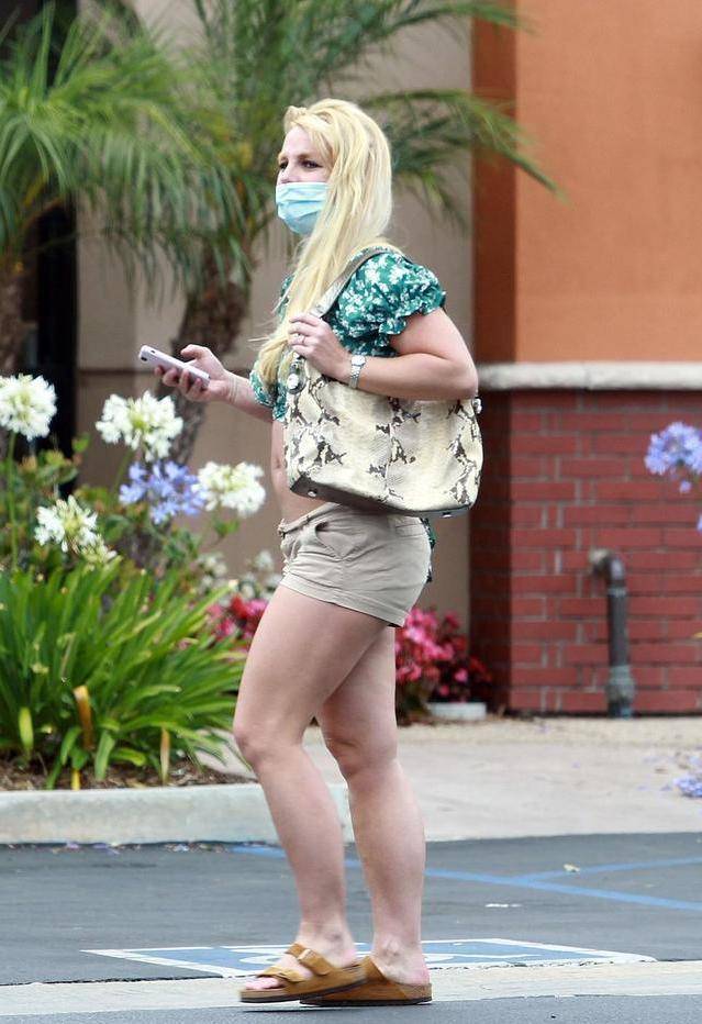 原创38岁小甜甜布兰妮来秀赘肉层层游泳圈绝了曾经的巨星如今太惨