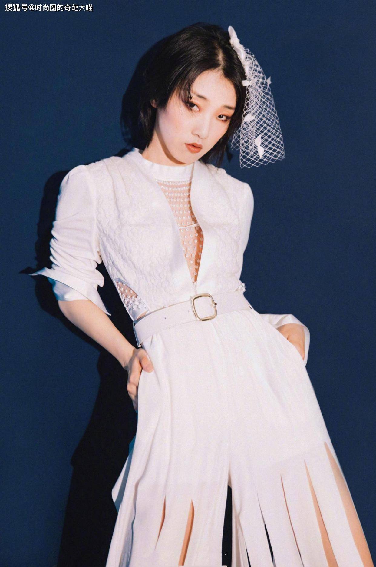 原创火箭少女解散前夕也努力突破自我,暗黑婚纱前卫个性,酷飒到不行