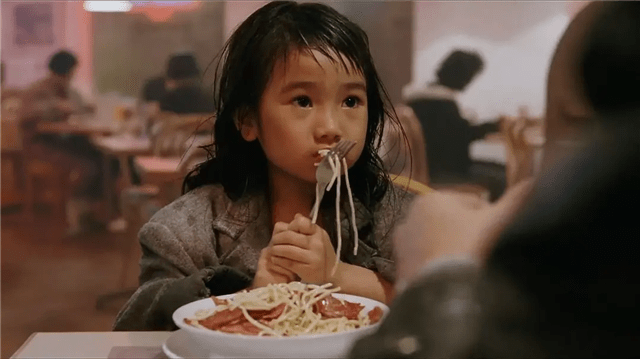 最后再送上一个福利,《至尊无上2》的小女孩陈卓欣单单那一段哭戏也能