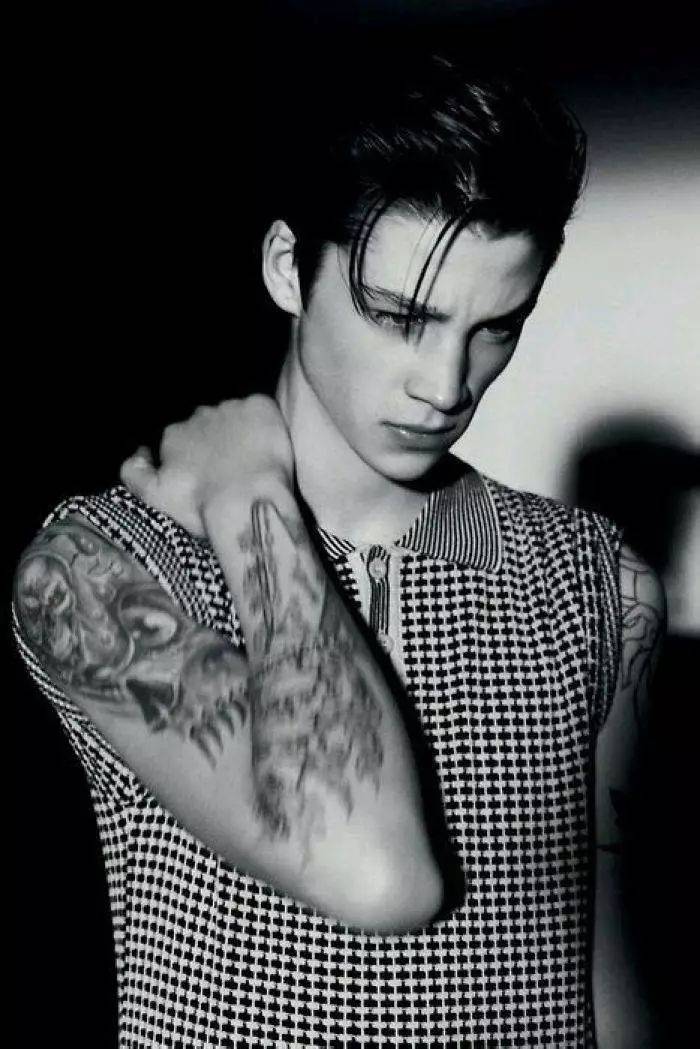 英国著名男模ash stymest,1991年出生,因《vogue homme》日本版创刊号