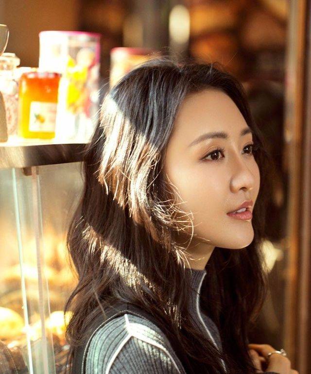 王鸥最新时尚大片低头浅笑完释天蝎座女性的自信与魅力