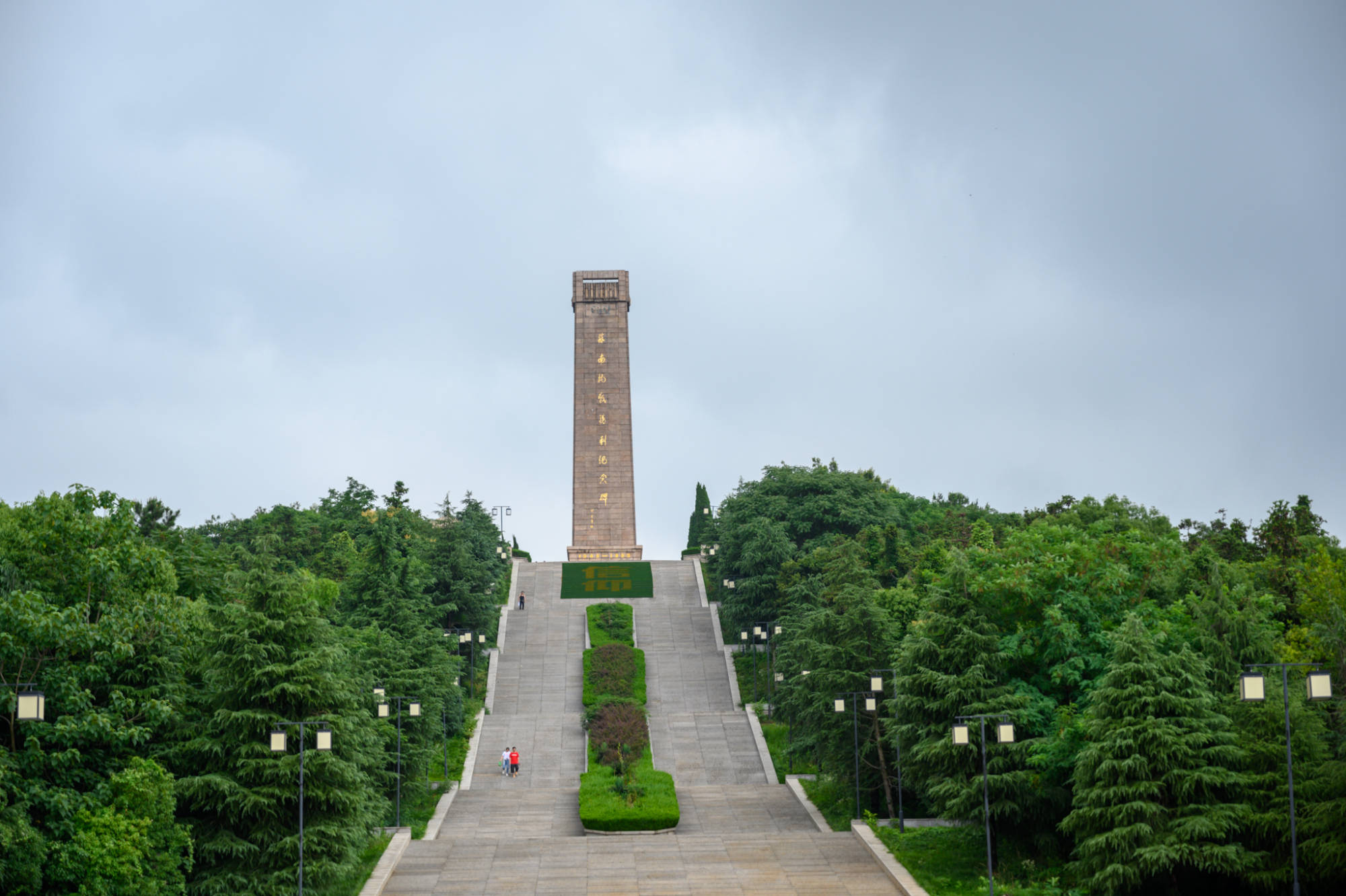 江苏茅山纪念碑有一大奇观,碑前放鞭炮空中响军号,获基尼斯之最