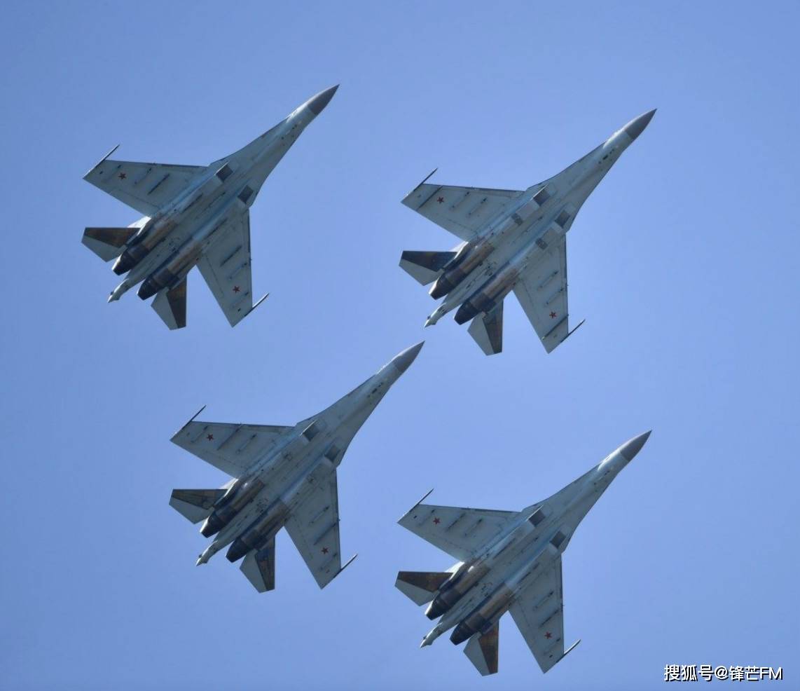 苏35战斗机四机编队