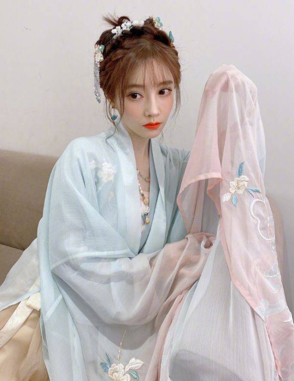 汉服是当下时尚穿衣中也称得上是一种潮流,这对于行走在时尚前沿的冯