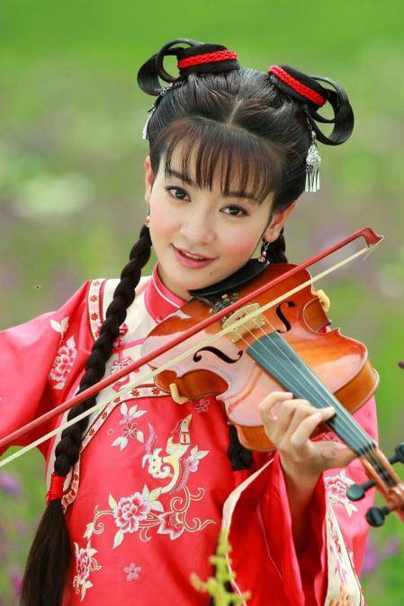 李晟多次被琼瑶点名主演其电视剧女主,可以说的上是"御用琼女郎"了,从