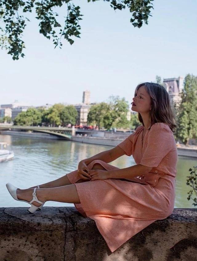 看这位法国博主穿搭,满满的法国女孩精致感_camille