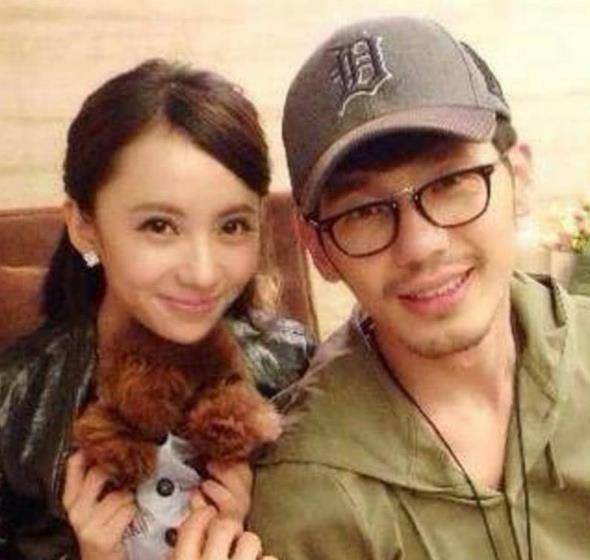 娄艺潇出道成名后其实恋爱绯闻很多,但是很靠谱的一次就是李川,只是不