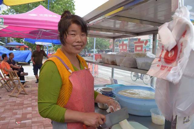 在莱西市水集街道的颐和花苑小区,有一个卖凉皮的小摊,已经有16年之久