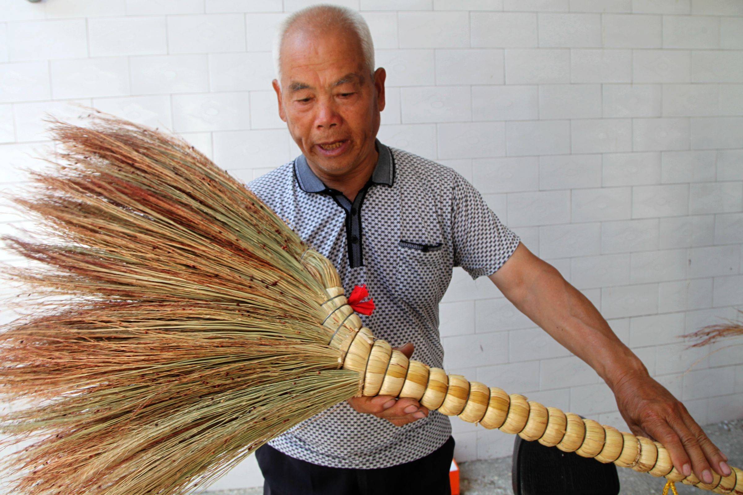 原创山西7旬大叔历时10年,发明笤帚编制机省时省力,看啥样子