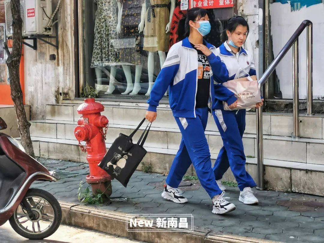 那件当初异常嫌弃的校服,可惜没有机会再穿上.