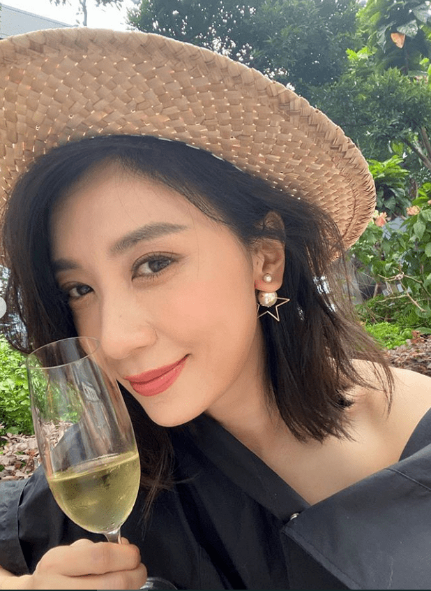 原创贾静雯与闺蜜阳台聚餐露香肩美腿养眼十足