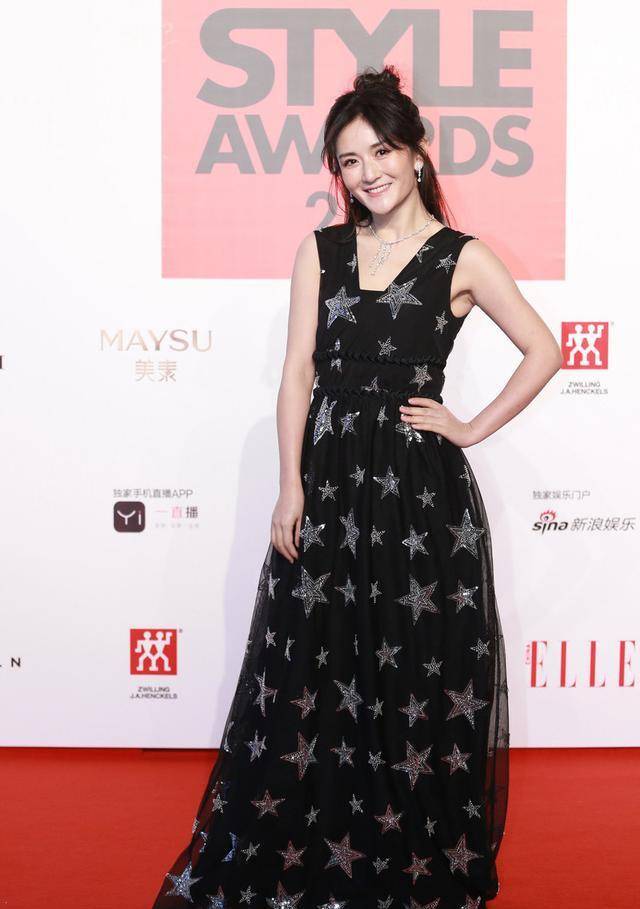 当妈之后的谢娜真是太会穿吊带晚礼服尽显优雅成熟气质更迷人