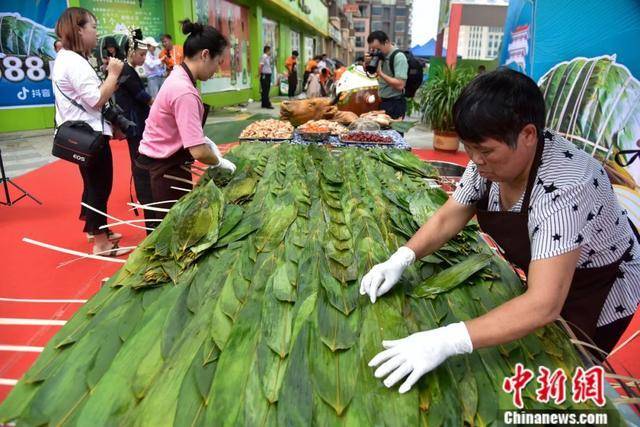 原创今年"最大的粽子,重达588斤,馅料包括一个牛头和一整只猪!