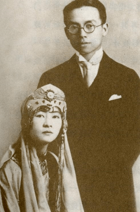【林徽因和梁思成结婚照】大家都知道冰心和陆小曼之间的关系不好