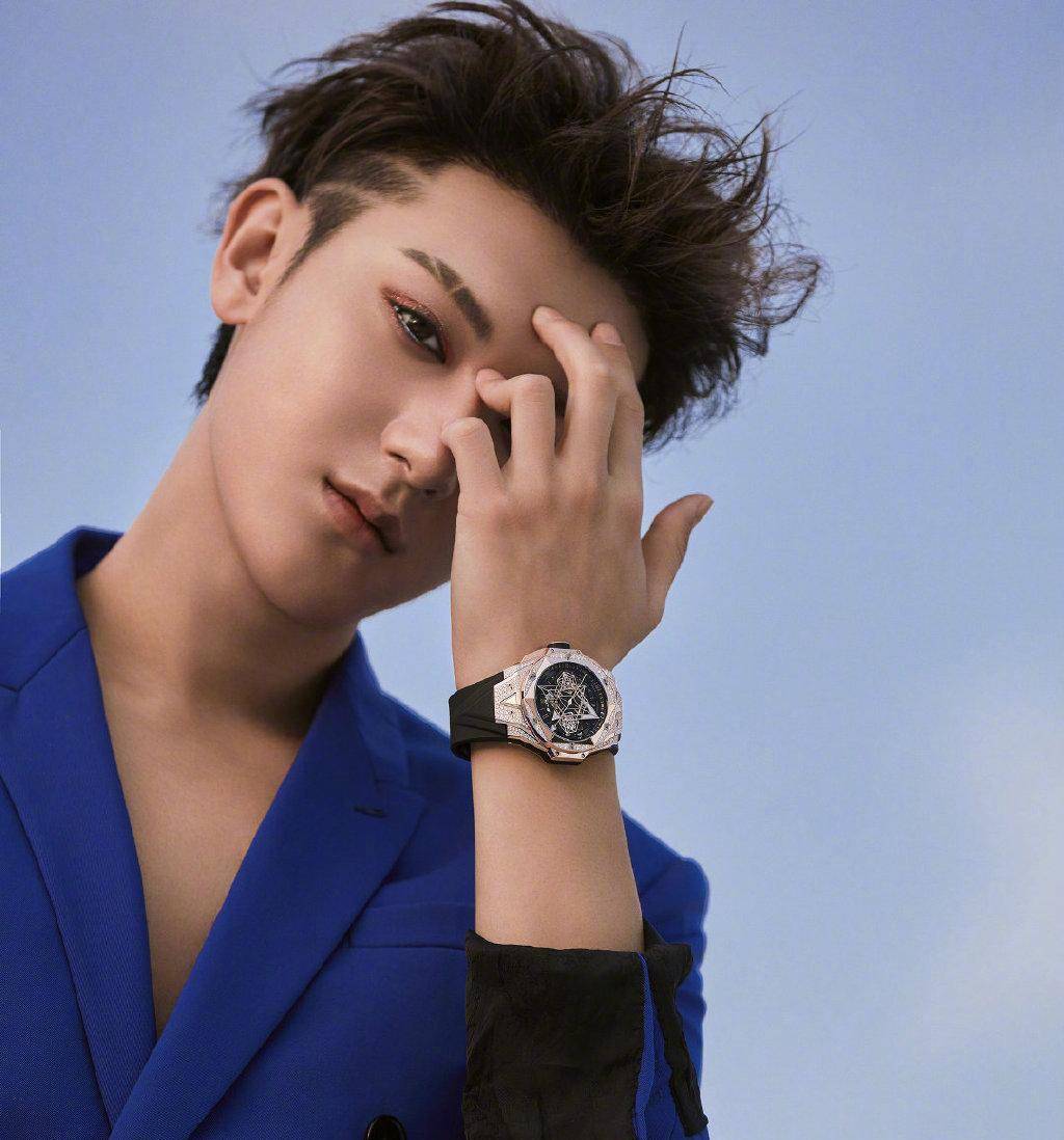 《创造营》毒舌教练黄子韬,化"断眉妆"帅气撩妹,太有范了