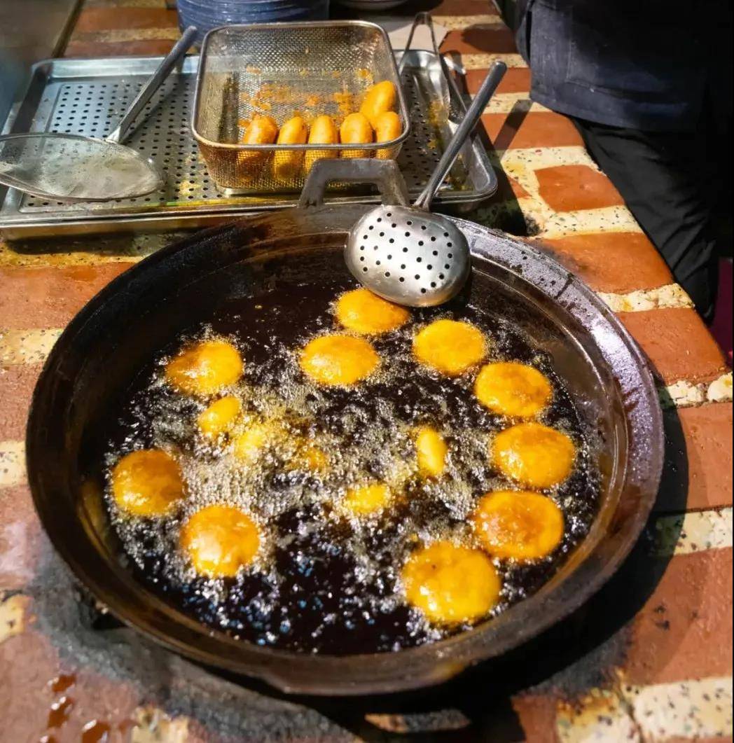 都能吃到地道美味的西安烧烤 关中小吃 位于咸阳的古镇袁家村 保留了