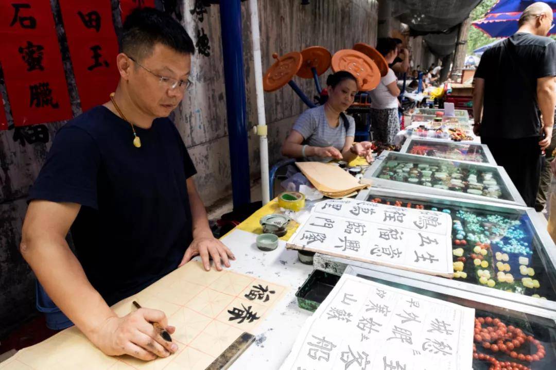 摆摊的书法家 张恺鑫 摄
