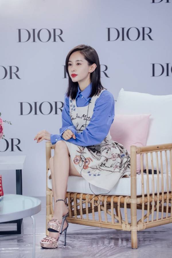 原创佩服王子文穿背带裙踩12厘米细高跟合影景甜吴谨言美成焦点