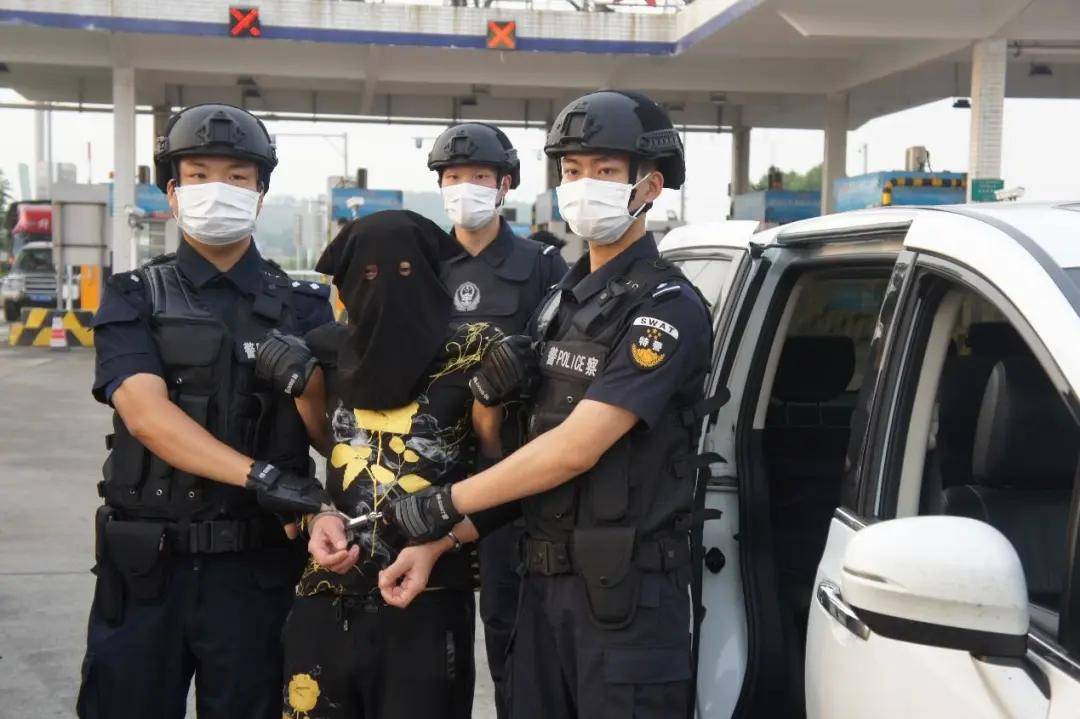 18时50分,几名荷枪实弹的民警从车上押解出一名中年男子,此人正是19年