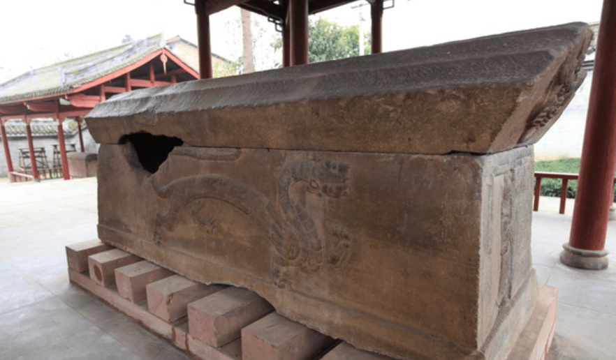 原创汉代王晖石棺被誉为"汉魂",棺材壁上的石雕,却存在难解谜团