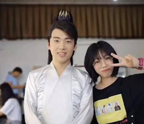 庆余年剧组合照一众主演和群演同框张若昀肖战身高成亮点