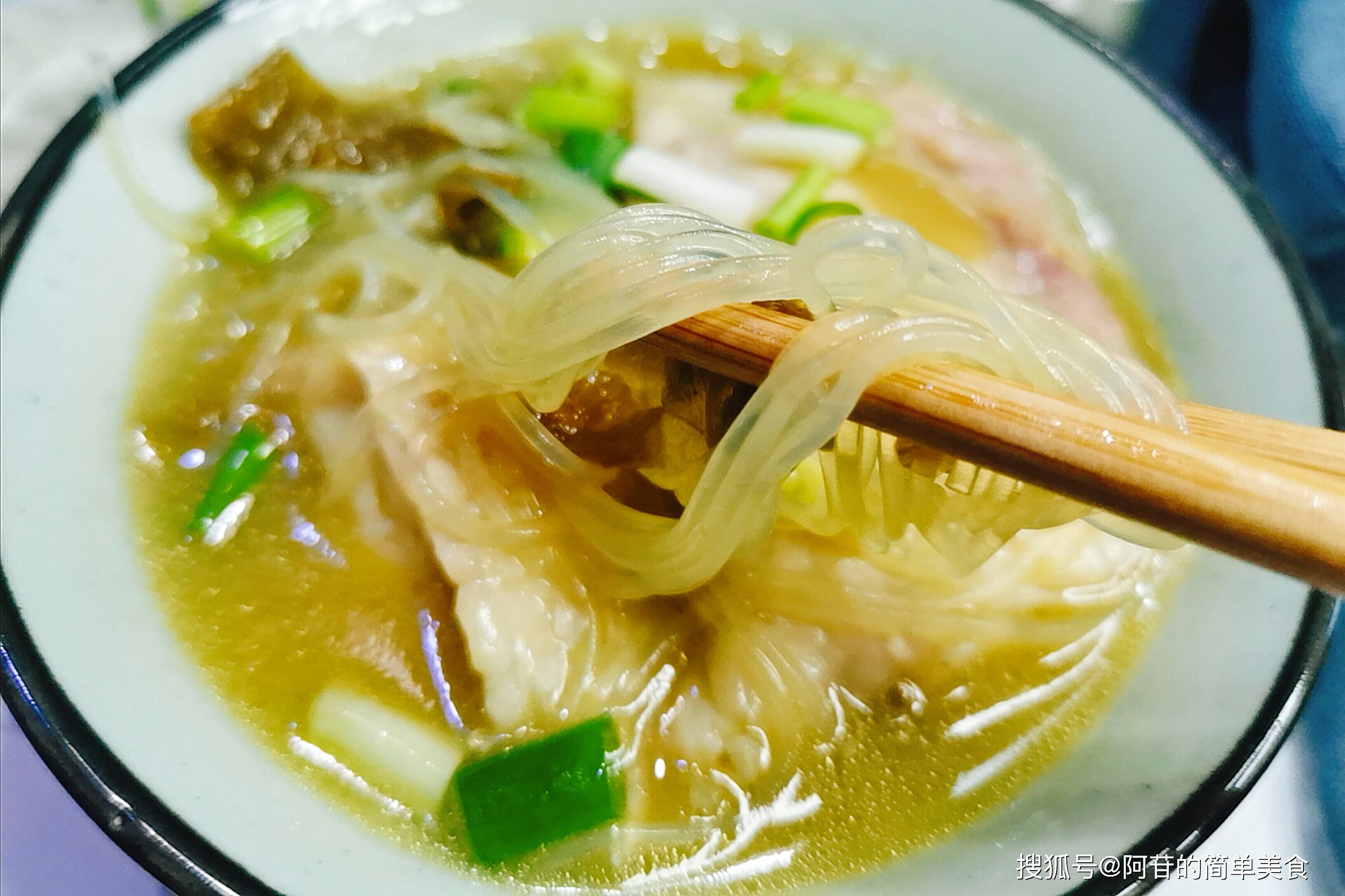 夏日开胃菜酸菜鱼骨粉丝一锅出简单省事美味无比