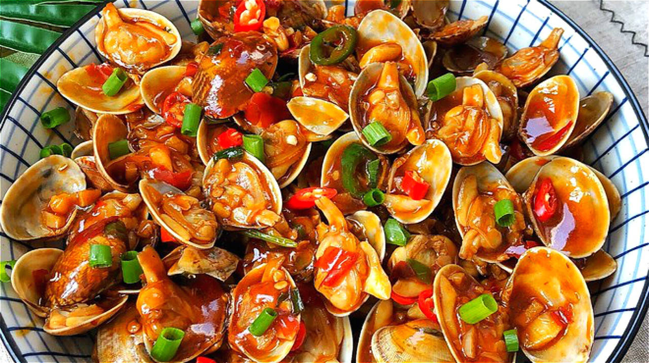 花甲提前买回来放清水,加入盐,香油使其吐沙.