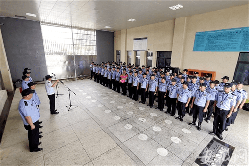 【安徽网】安庆监狱为圆满完成封闭执勤任务的民警祁义川举行荣退仪式