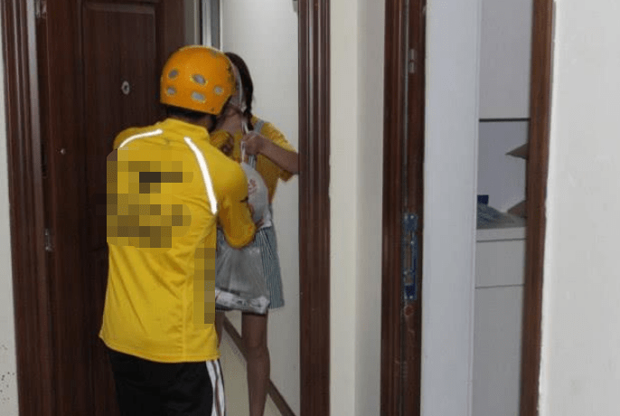 电梯要刷卡,外卖小哥无法上楼被顾客怼:给了5元配送费必须上楼