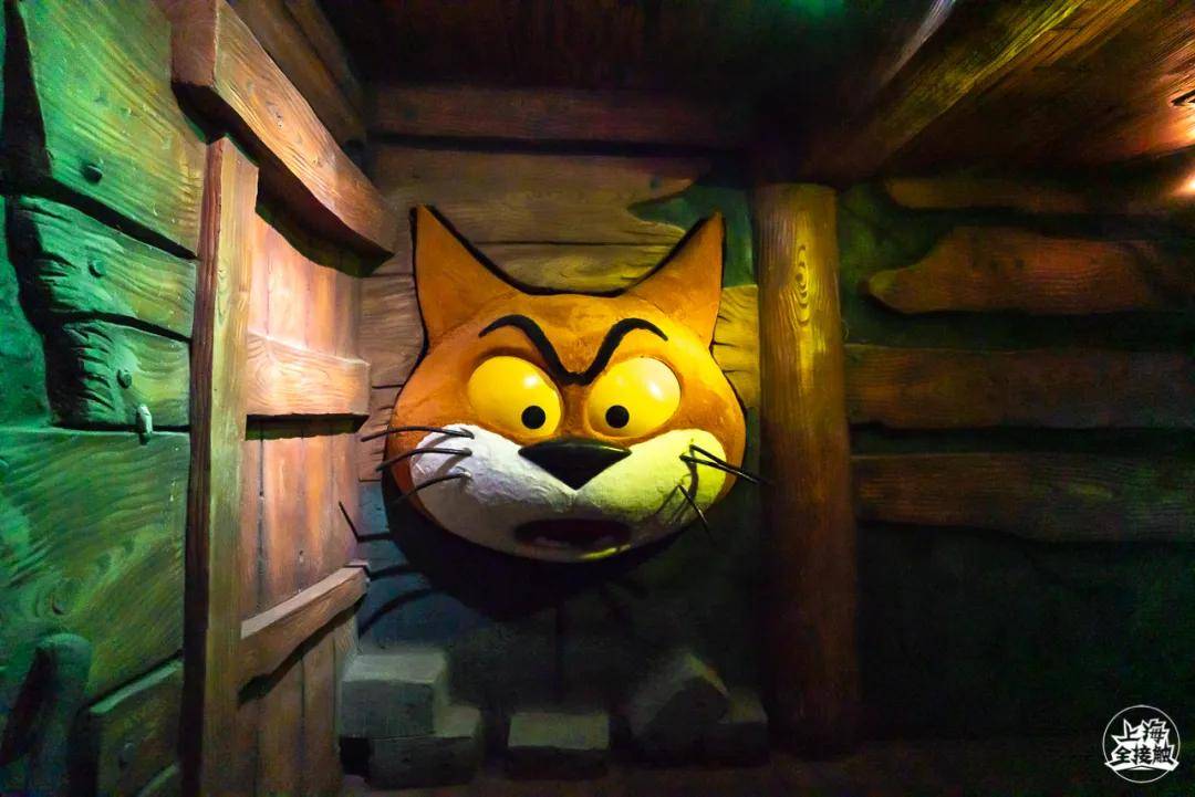 带上3d眼镜就能看到格格巫和阿兹猫哦,他们逼真地出现在你眼前.