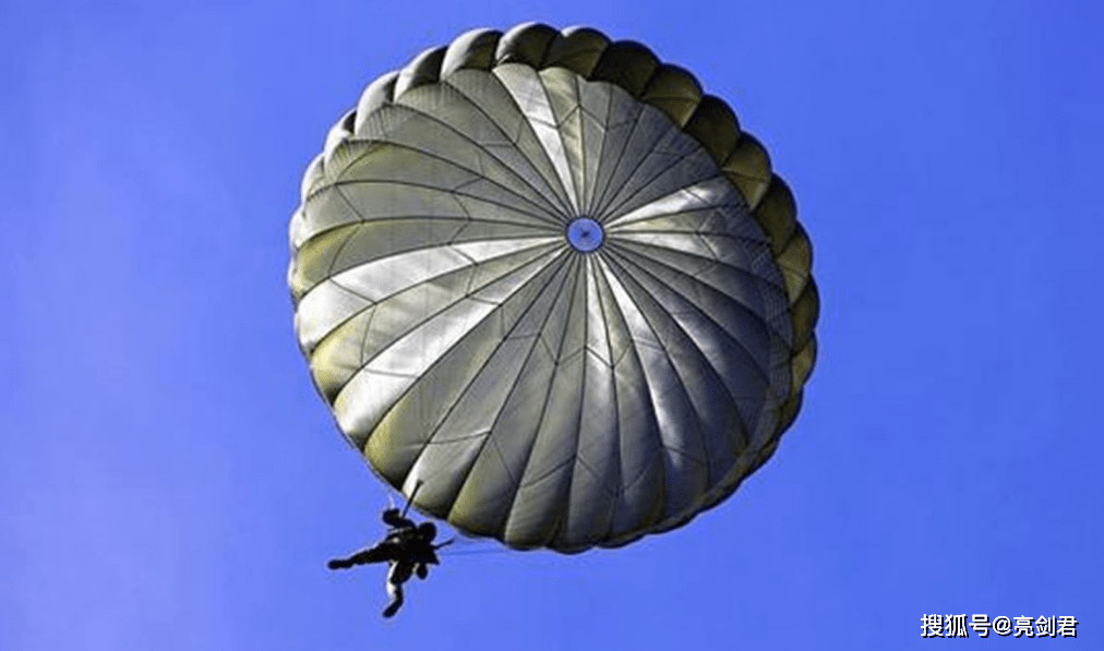 军用降落伞作为伞兵"生命的保障",它的开伞高度不能低于300米,如果