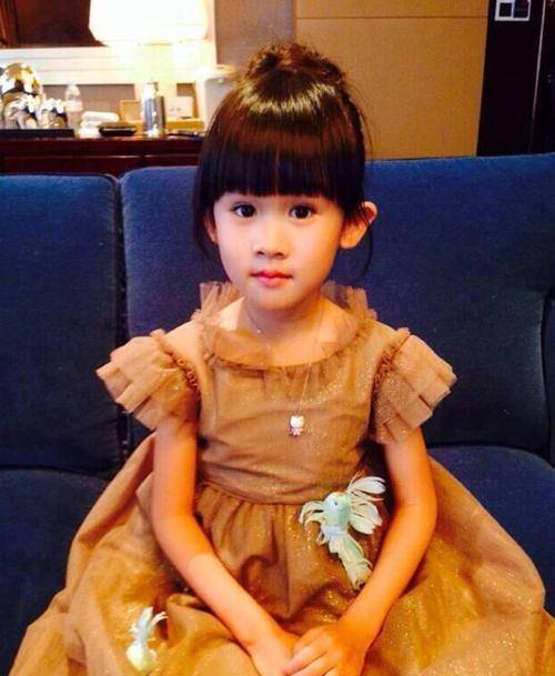 陆毅宅家辅导贝儿作业,自夸小学数学超好,父女两人背影温馨