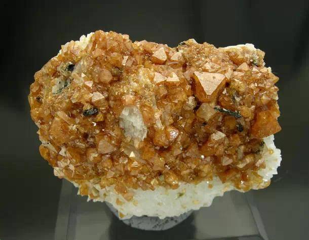 奶块硝化岩矿物图片图片