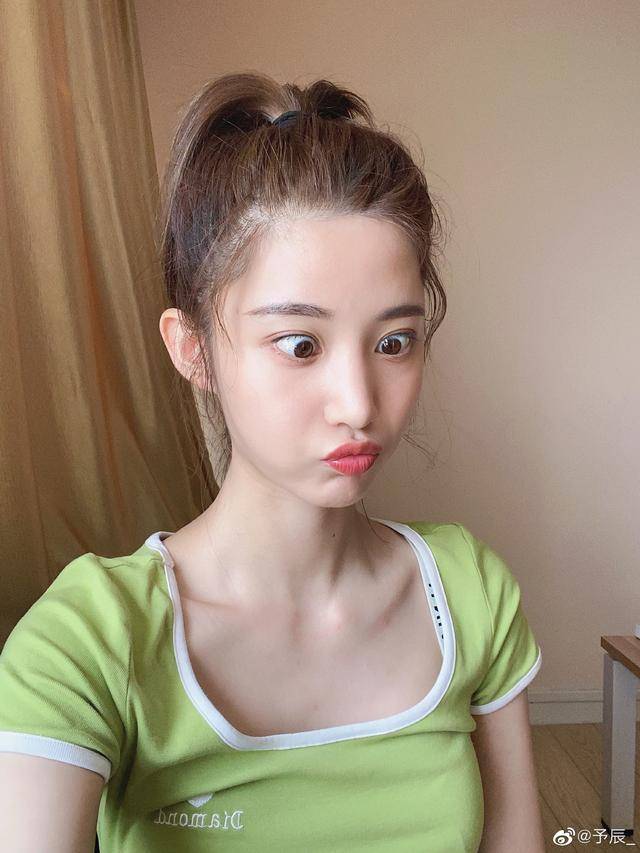 中戏眼光真的好,《酋长的男人》予辰女神范十足,看她的背想拔罐