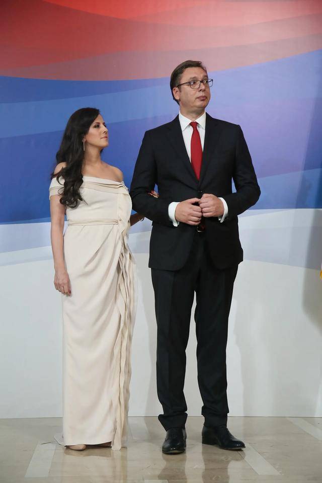 武契奇总统娇妻罕见亮相却撞衫梅拉尼娅!木耳边裙超仙,赢了温柔_妻子