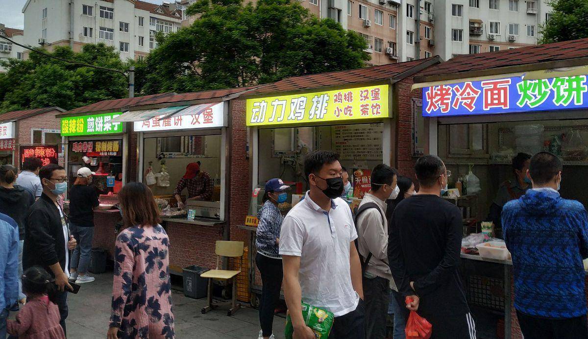 原创广州摆摊大军已出洞,卖小吃的占领了整条街道,摊主是有故事的人