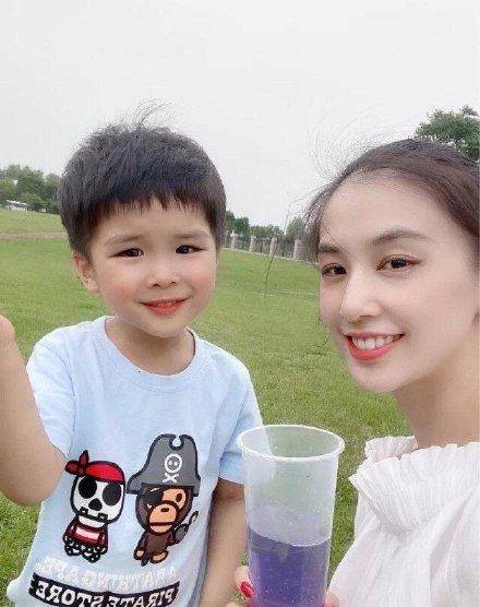 黄圣依的小儿子杨安麟今年3岁,长相既可爱又有点搞怪,跟哥哥安迪不是
